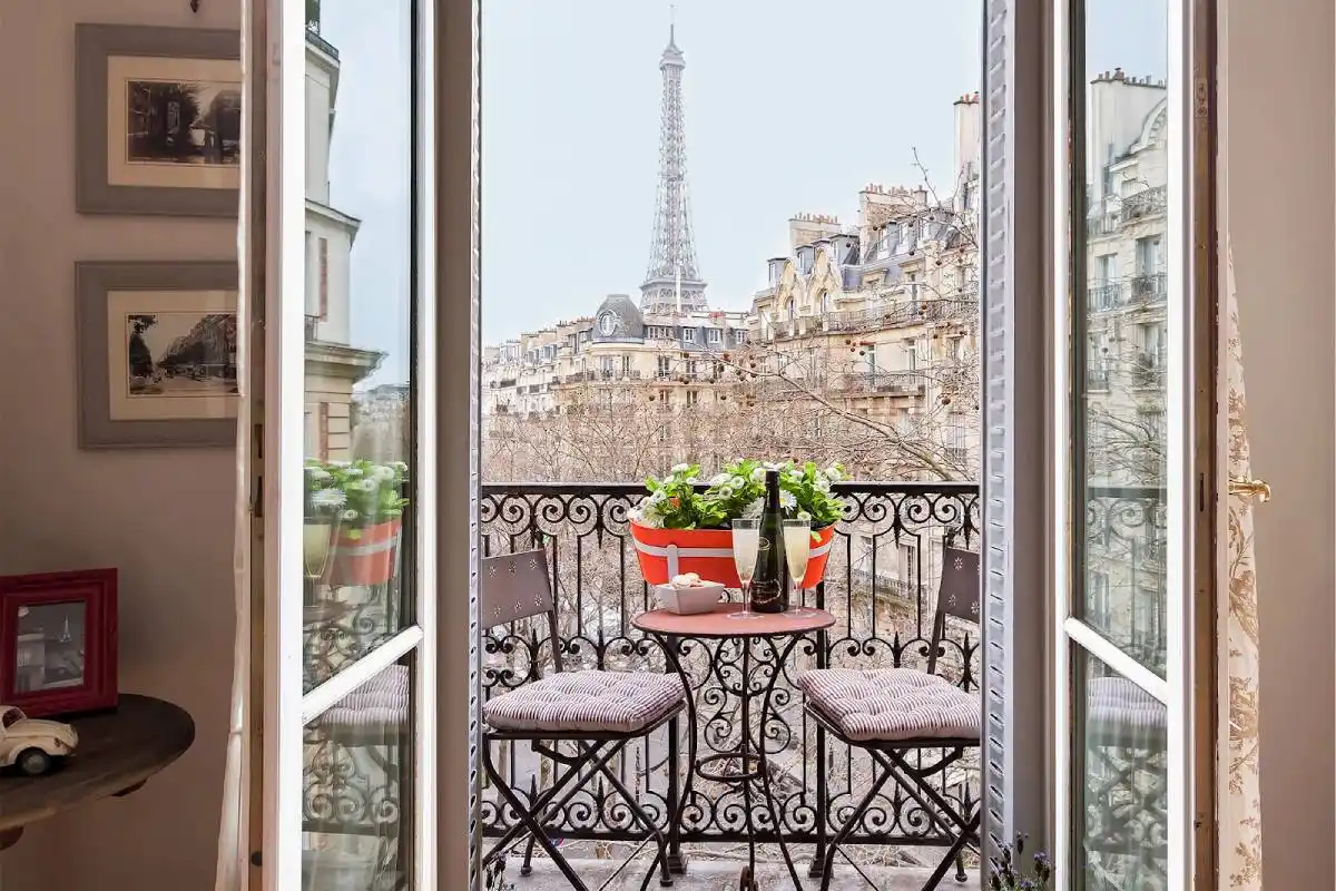 Airbnb en París Francia. Acciones Airbnb suben