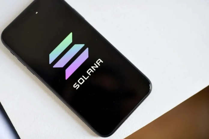 Abandona solana por ethereum, logo de la criptomoneda solana en un telefono