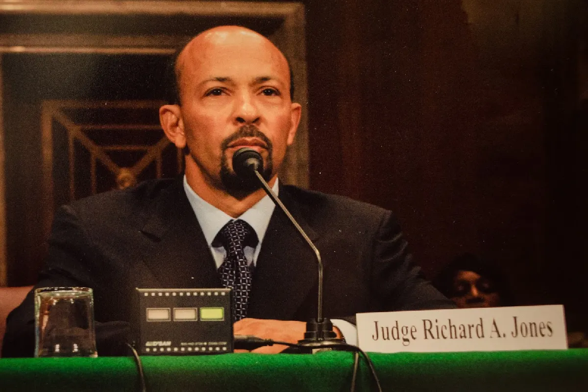 juez-richard-jones-riesgo-de-fuga-cz-binance