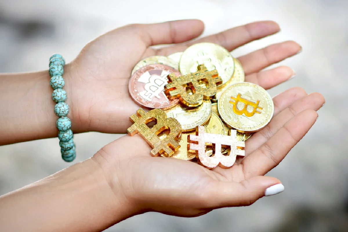 Criptomonedas en mano