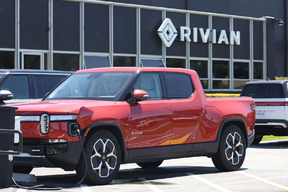 Rivian aparcado fuera de fábrica 
