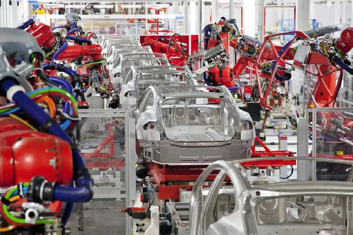 Acciones de tesla suben gracias a producción