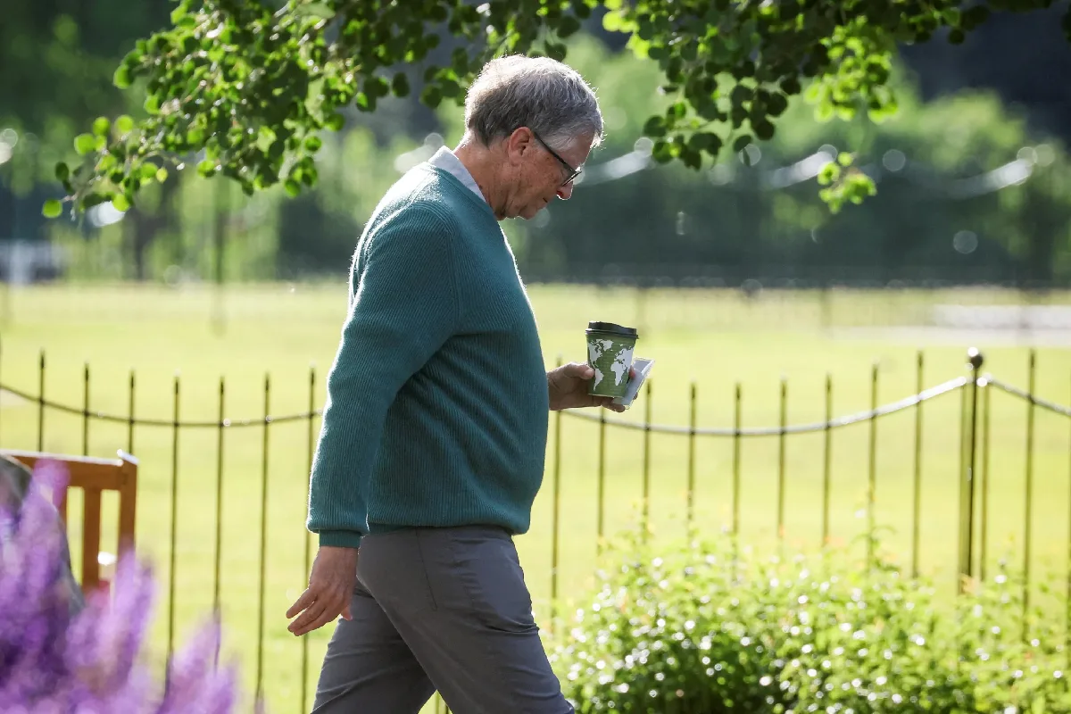 bill gates caminando