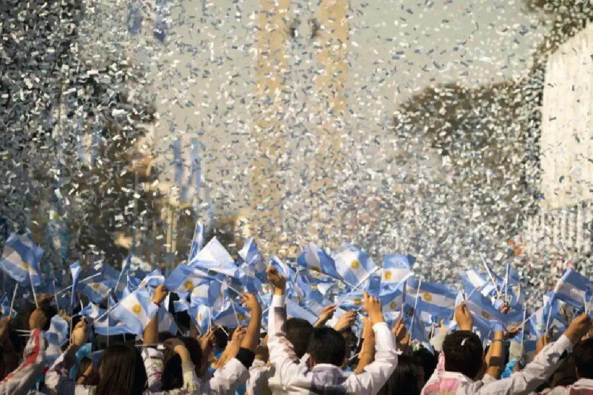 pueblo argentino con banderas