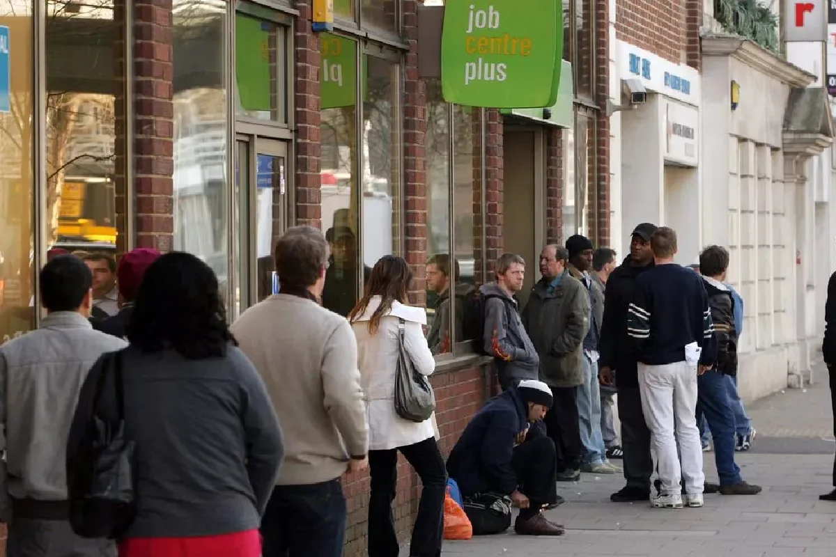 aumenta el desempleo en el reino unido, personas haciendo fila en centro de desempleo 