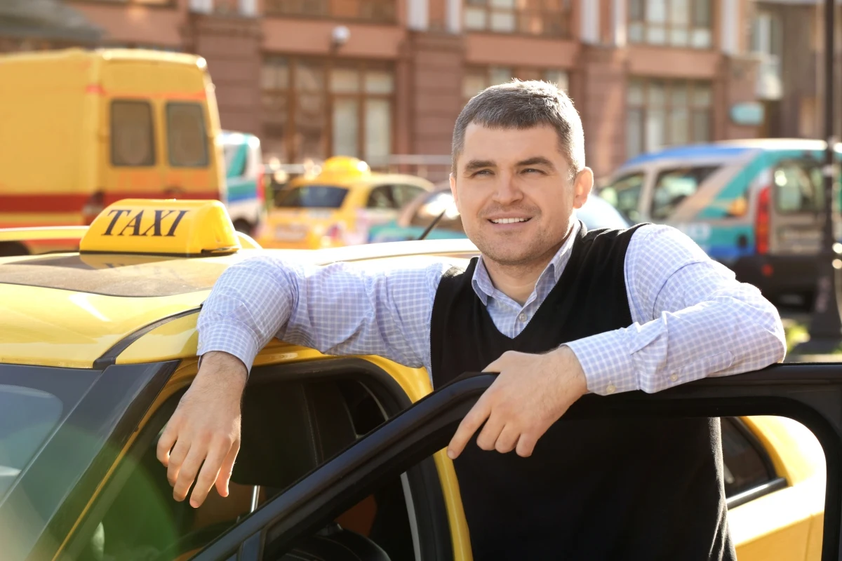 Taxista común en día de trabajo