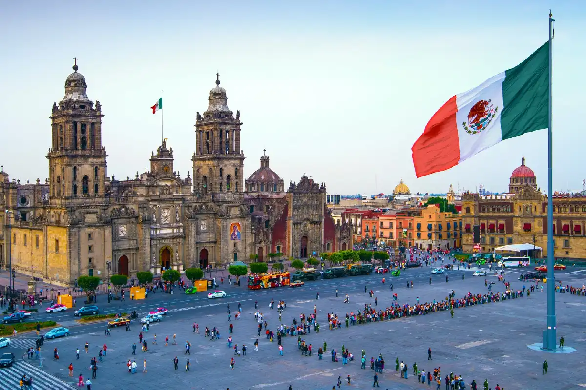 Capital de México con bandera