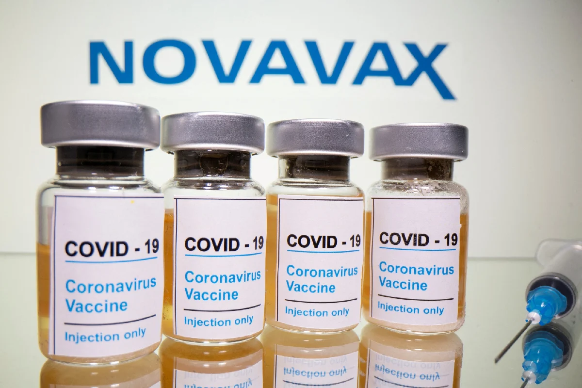 vacunas contra el covid-19 con novavax de fondo