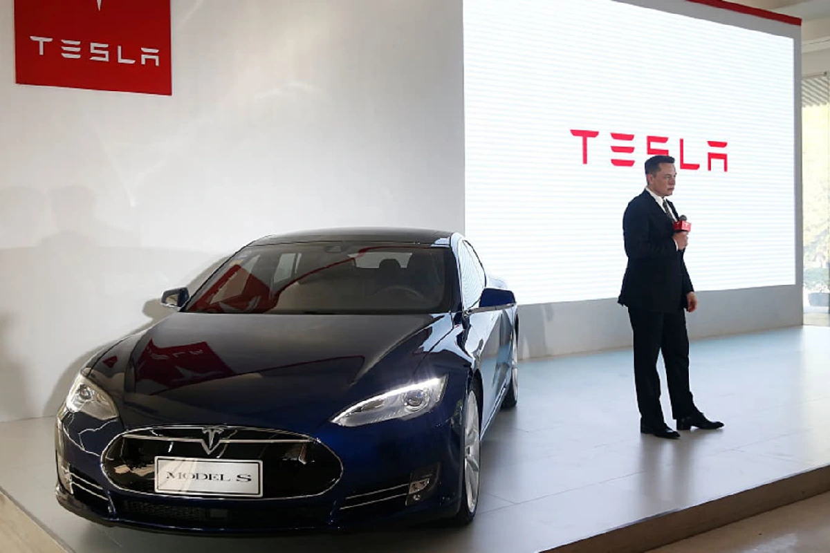 elon musk junto a modelo s de tesla