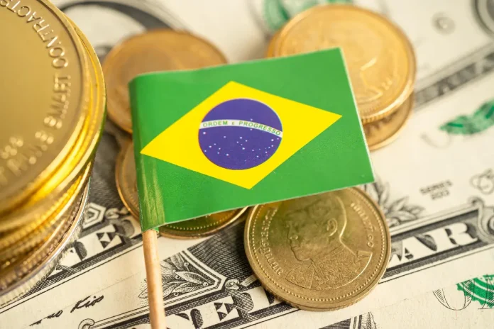 banco central de brasil, bandera de brasil y dólar de fondo