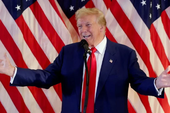 Donald Trump en conferencia con bandera de USA de fondo
