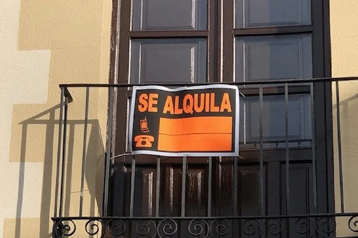 Apartamento con letrero de se alquila por fuera