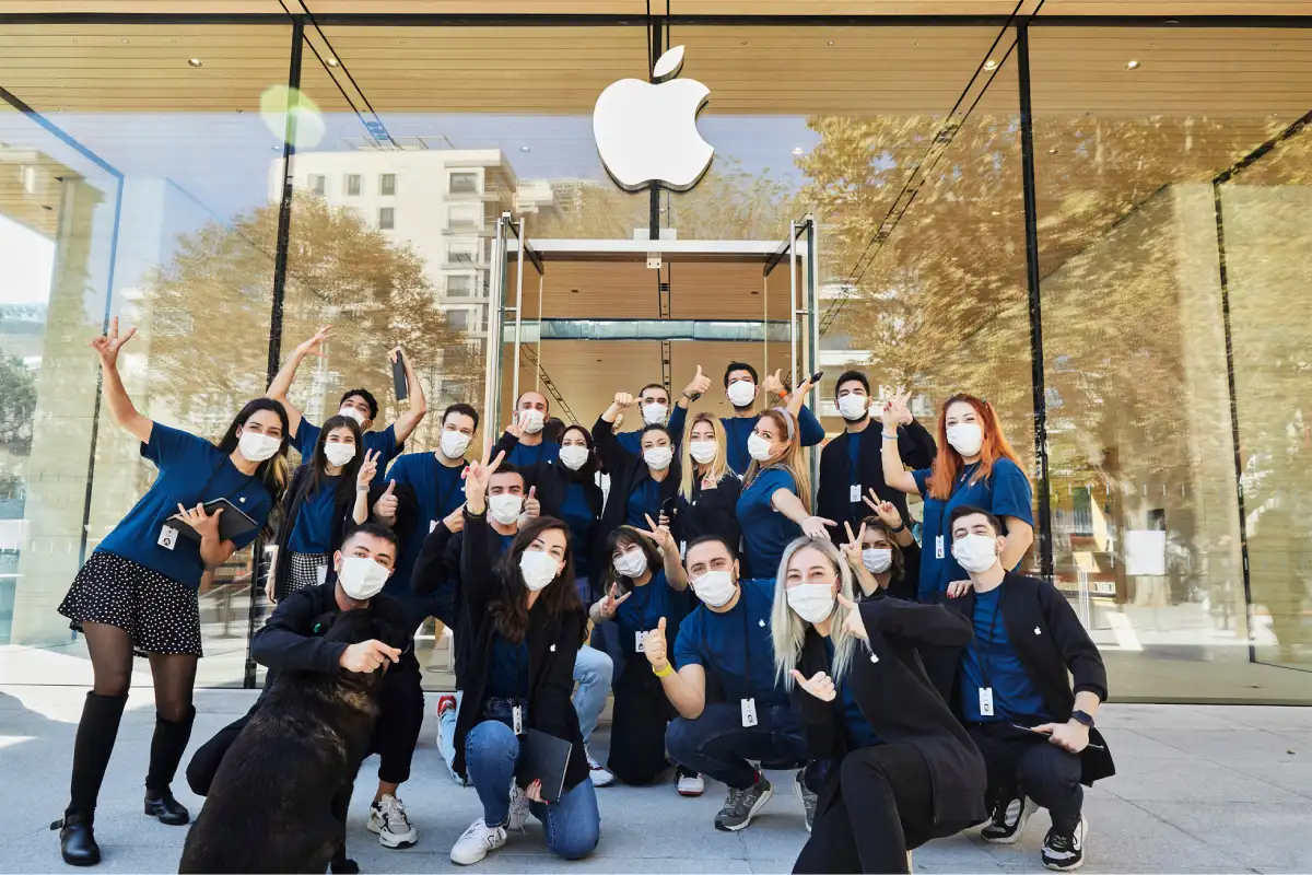 Empleados de la Apple en fachada frontal de tienda