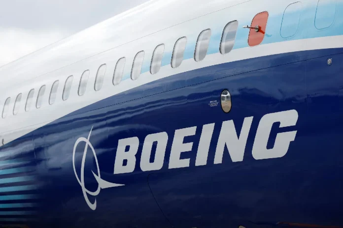 Logo de Boeing en aeronave