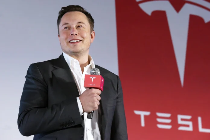 Elon musk en conferencia de Tesla