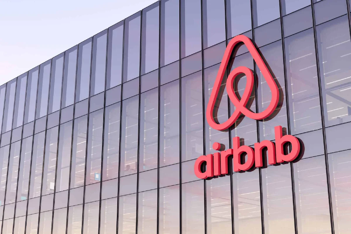 Fachada principal de Airbnb con logo gigante.