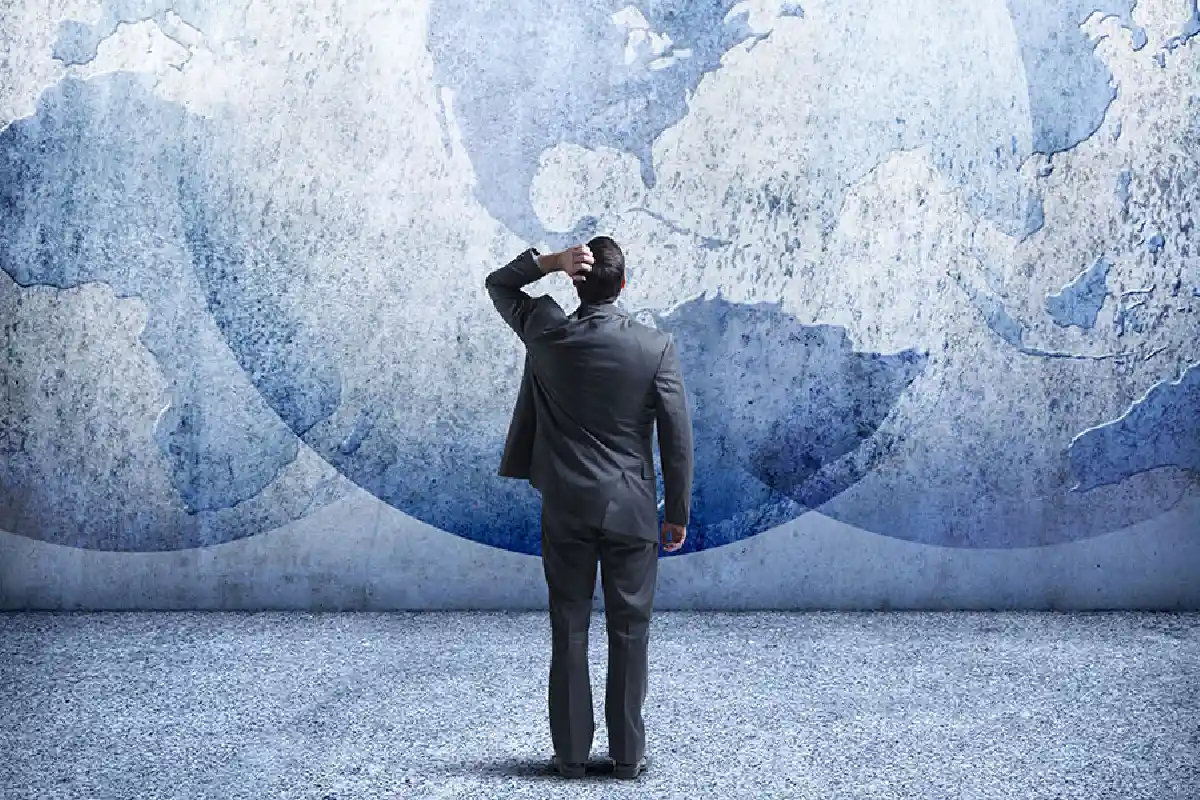 hombre preocupado por economía global.