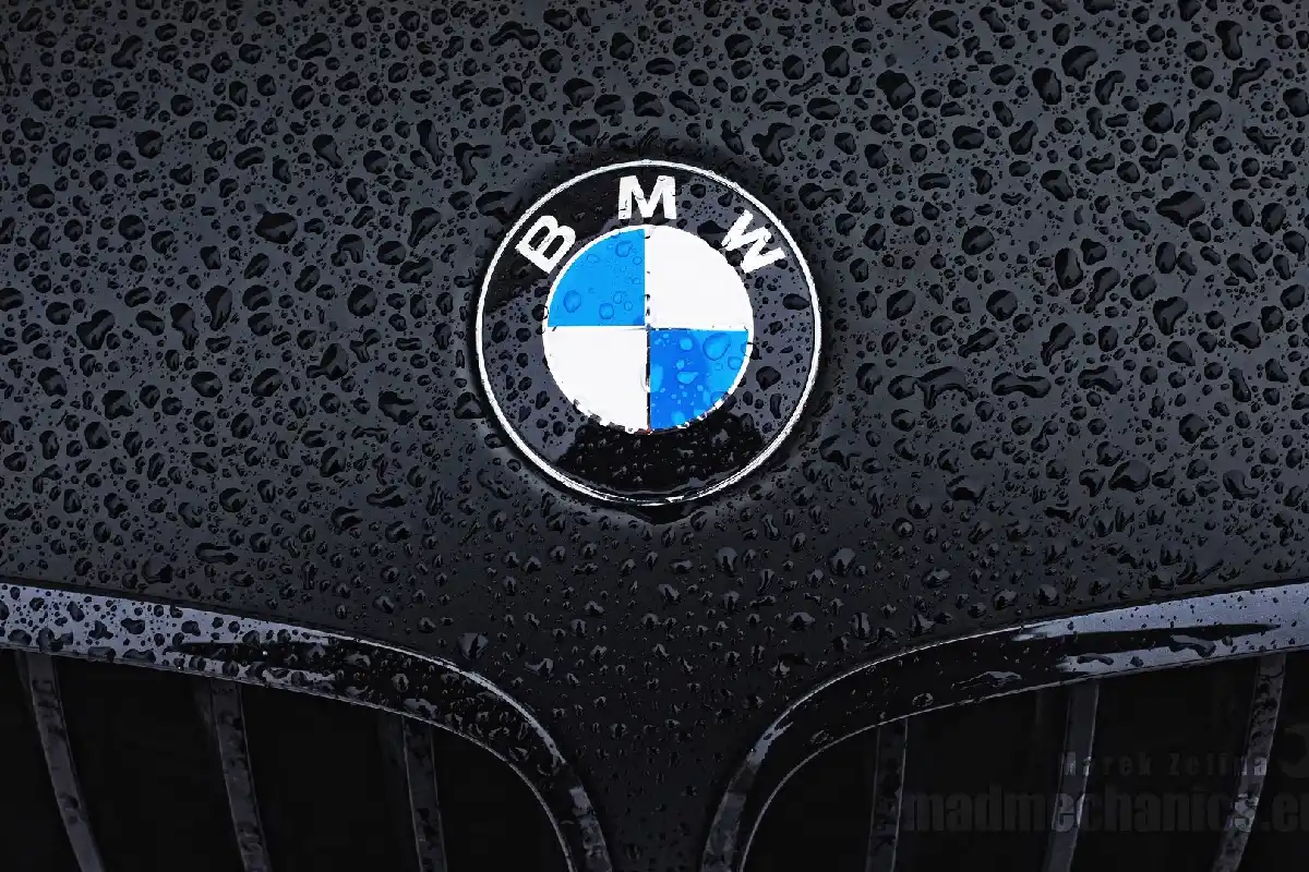 Logo de BMW en coche negro