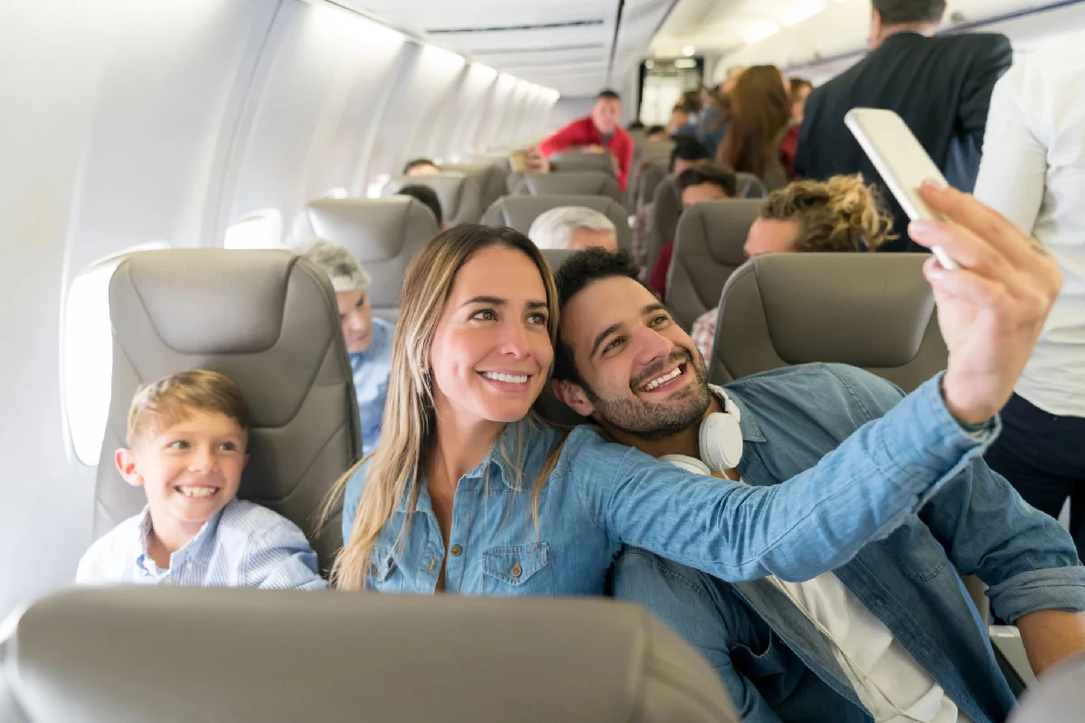 Familia viajando juntos en vuelo