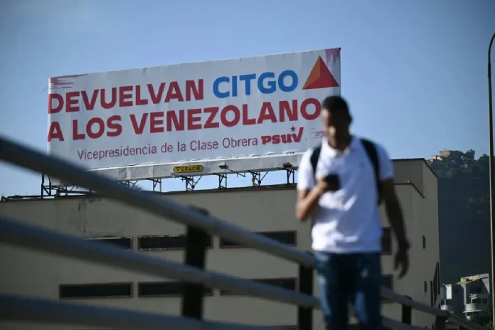 Transeúnte venezolano con letrero de Citgo de fondo.