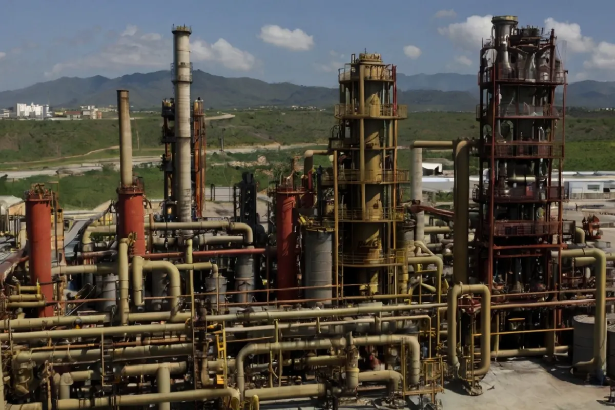 Refinería petrolera venezolana, imagen creada por la IA para la realización de este artículo. 