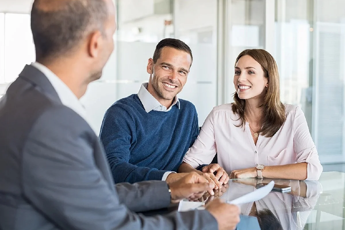 Familia con consultor bancario