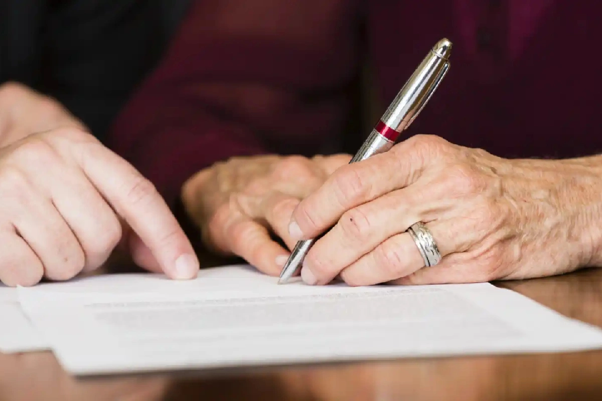 Hombre firmando testamento