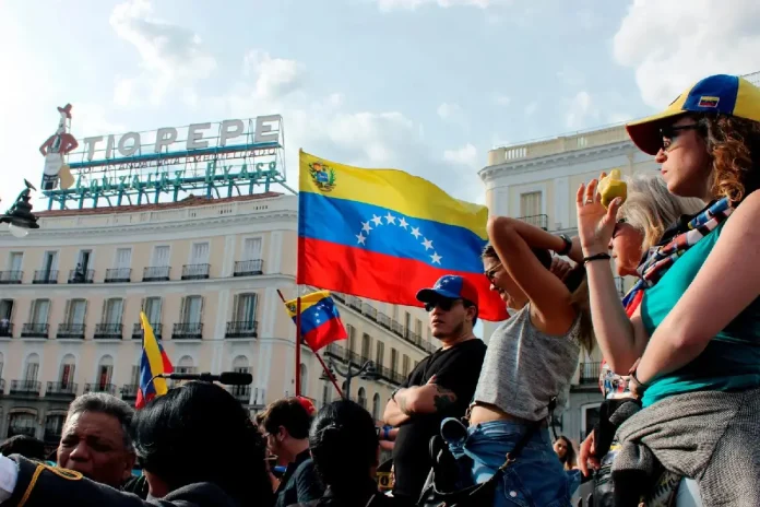 Venezolanos protestando en el centro de Madrid, España.