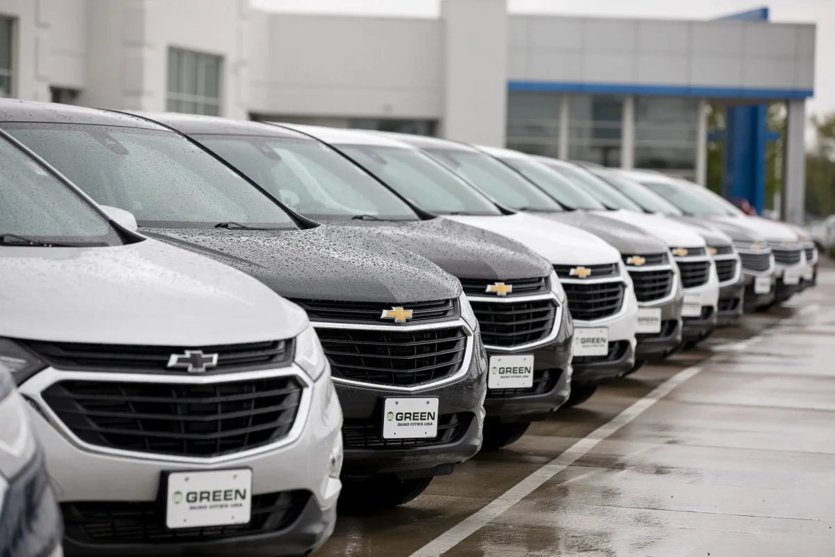 Coches chevrolet organizados en fila
