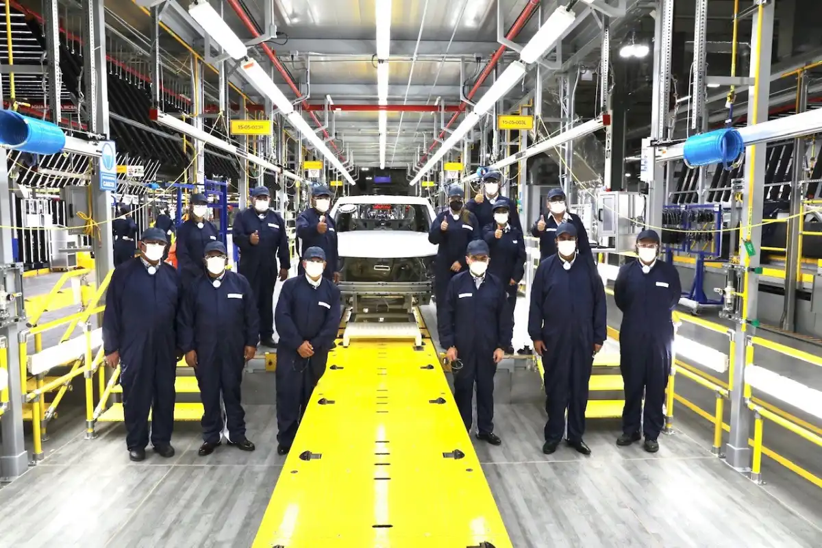 Personal de producción en fábrica de General Motors (GM).