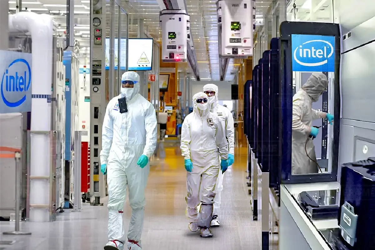 Empleados circulando en las inmediaciones de fábricas de Intel.