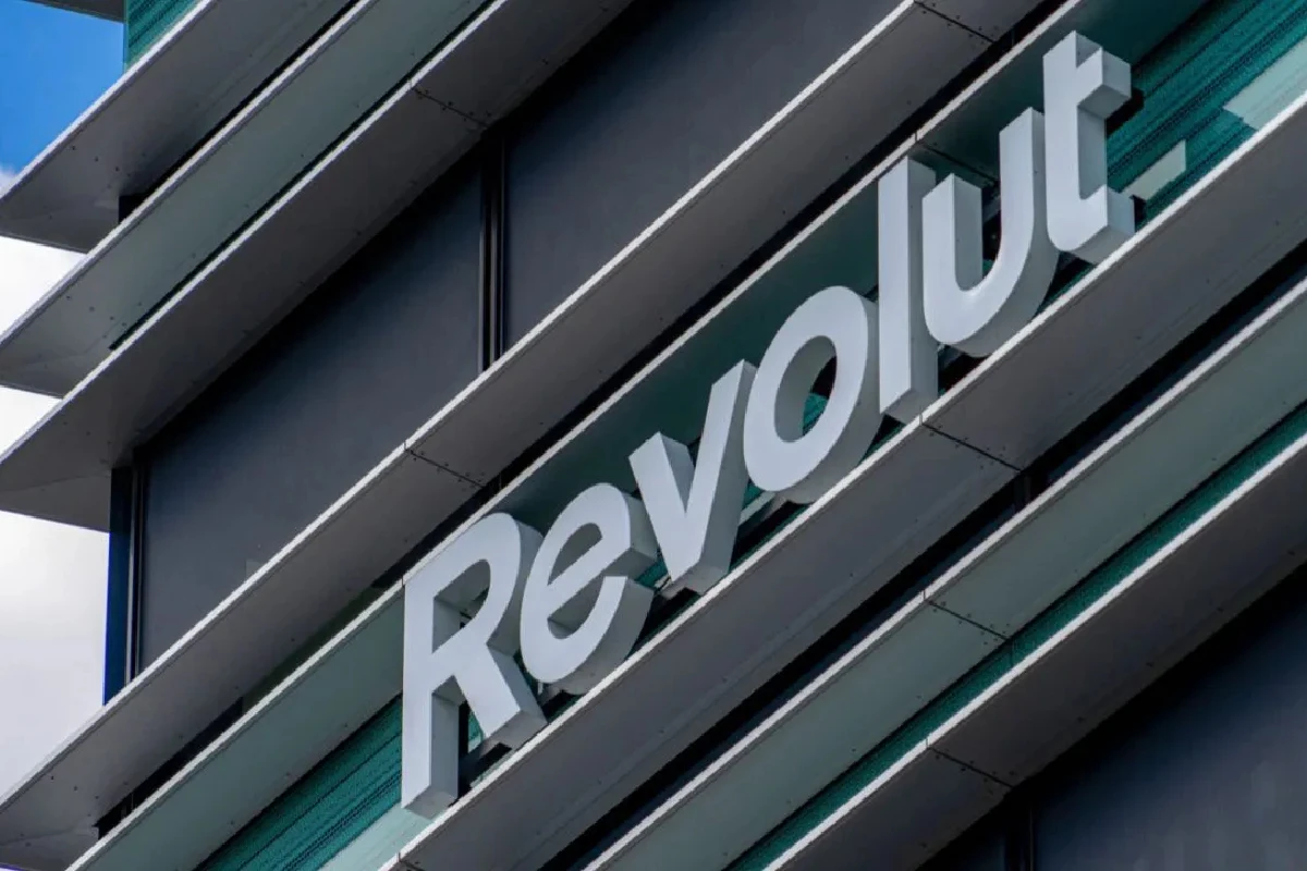 fachada frontal del banco revolut