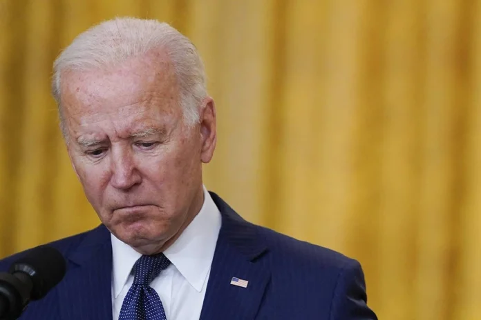 Presidente Joe Biden con la mirada baja